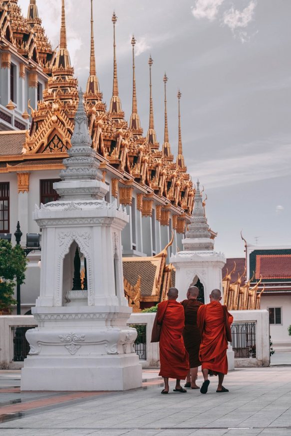 where to stay in bagnkok - temple with monks