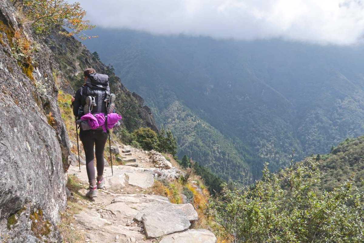 everest base camp tour kosten - Bergsteigerin am Wandern