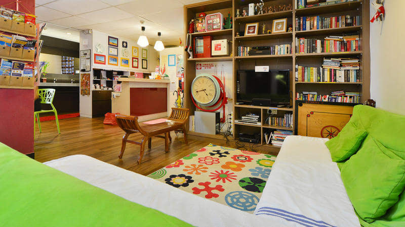 backpacking singapore -River City Inn communal area with sofa and bookcase