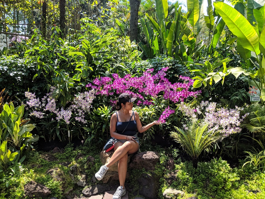 backpacking singapore - girl sitting in botanic gardens