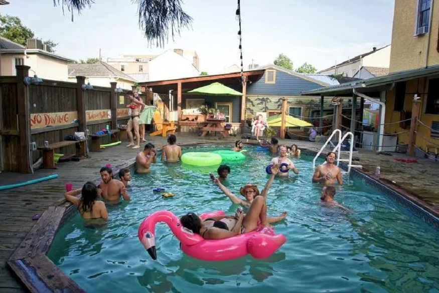 where to stay in new orleans, people in india house backpackers hostel pool