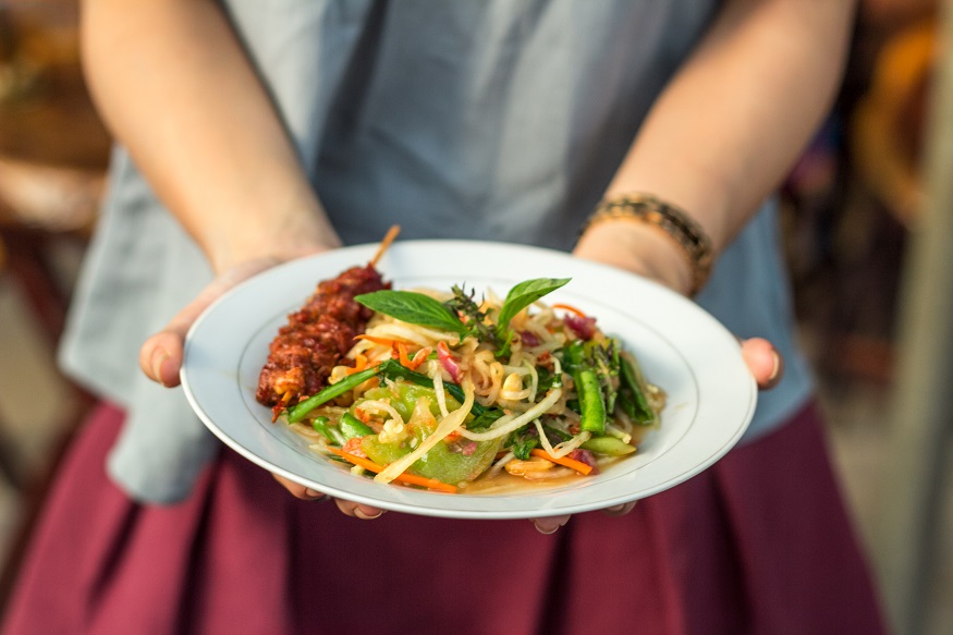 Siem Reap Sehenswürdigkeiten - besuche einen Kochkurs - Mädchen mit Schüssel