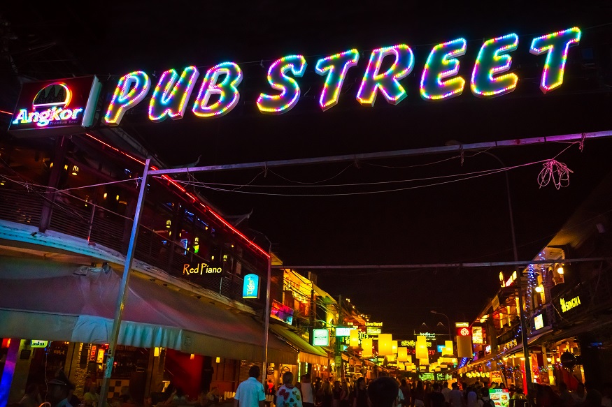 Siem Reap Sehenswürdigkeiten - pub street neon licht