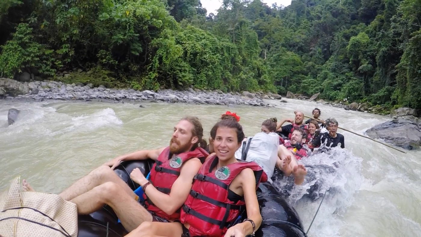 insel sumatra - Eine Reisegruppe fährt in Schwimmringen den Fluss hinunter