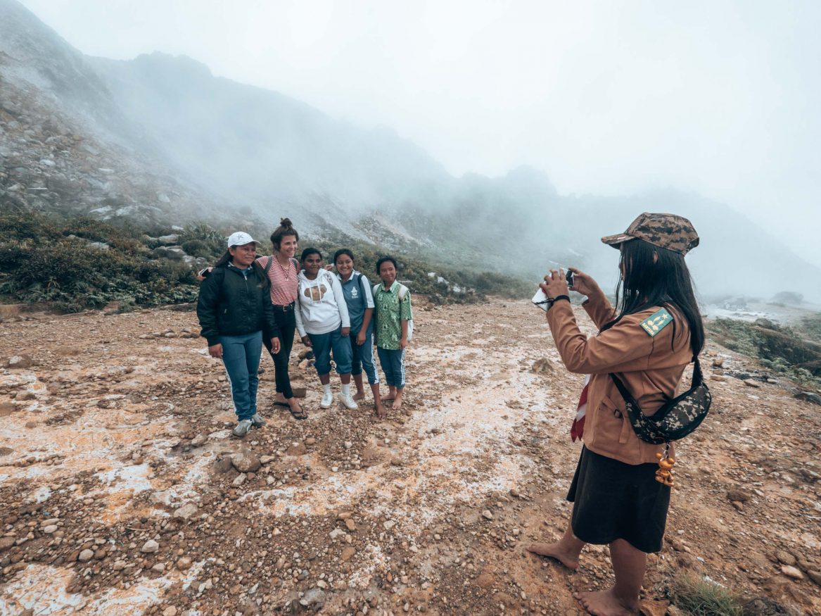 insel sumatra - Touristin macht ein Foto mit den Einheimischen
