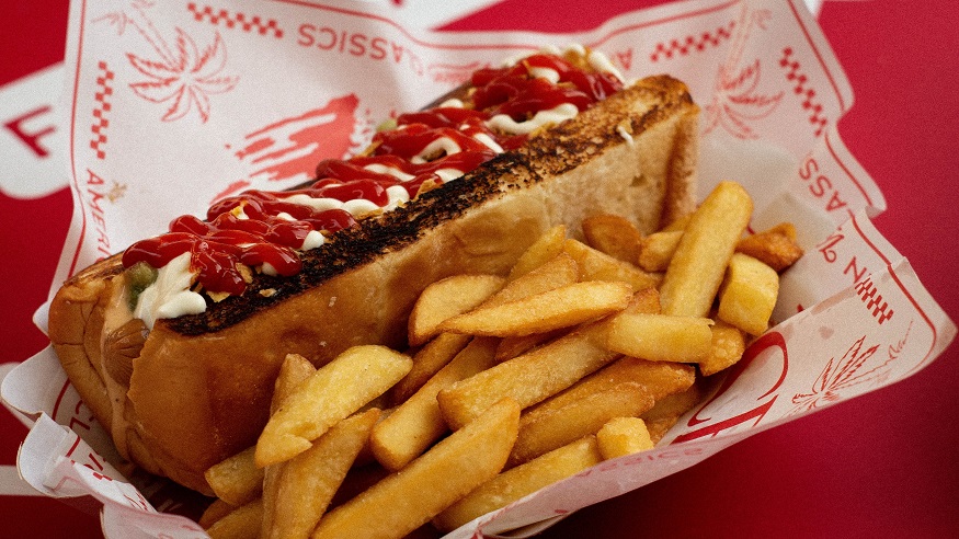backpacking chile, hot dog with chips