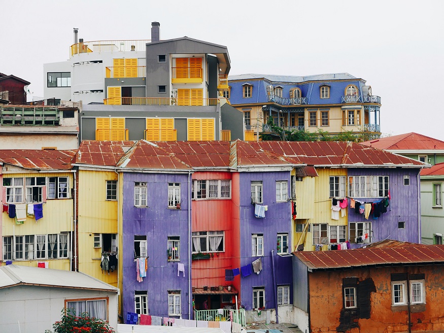 backpacking chile, purple and yellow coloured buildings in valparaiso
