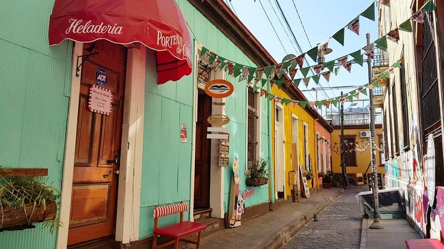 backpacking chile, street in valparaiso