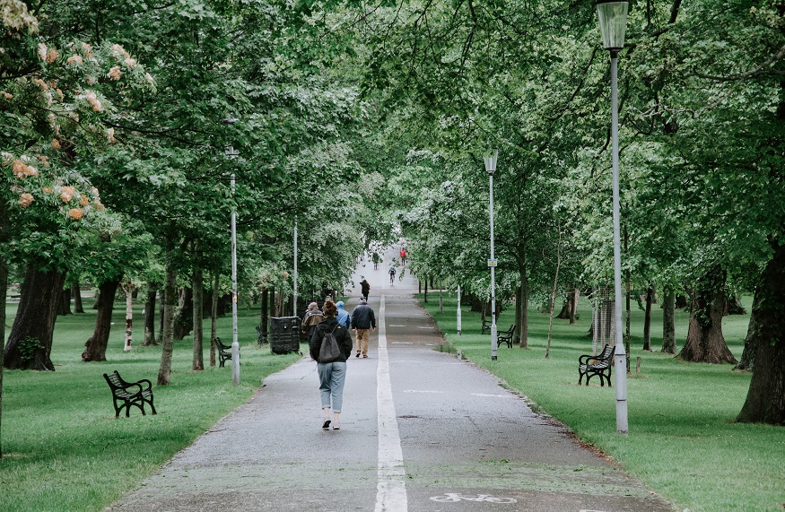 edinburgh on a budget, bike and pedestrian path in the meadows