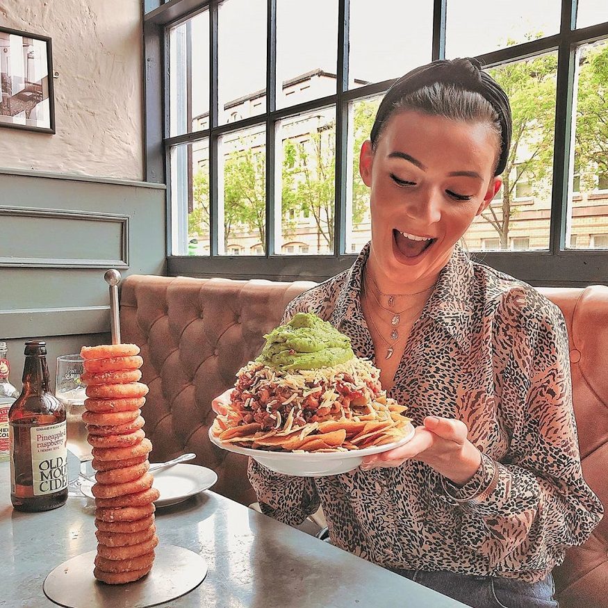 edinburgh on a budget, girl holding a huge plate of nachos at auld house
