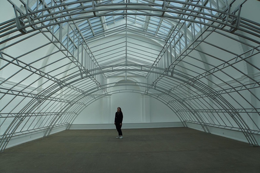 leeds on a budget, girl standing in leeds art gallery