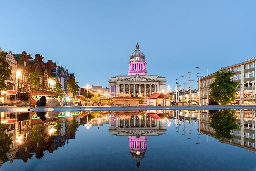 nottingham on a budget, nottingham town hall with water in front