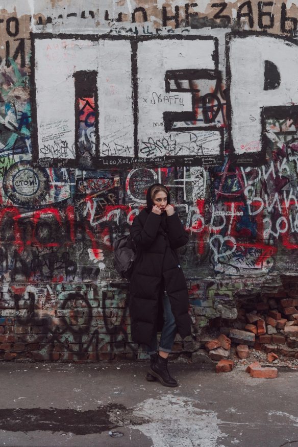 3 days in moscow, girl standing against a wall of graffiti
