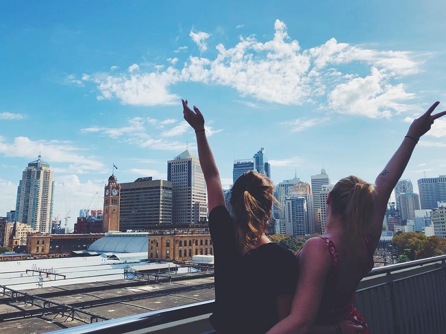 travel east coast australia, two girls standing in front of the sydney skyline