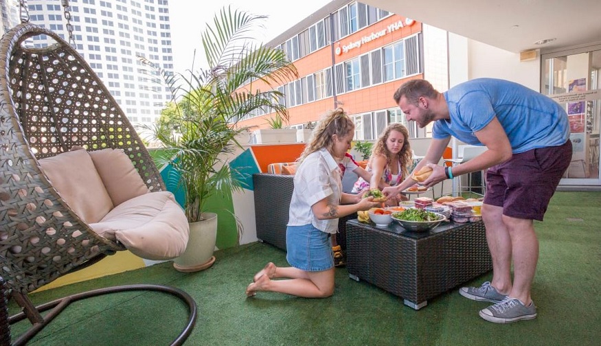 travel east coast australia, people eating food on the roof terrace of Sydney Harbour YHA