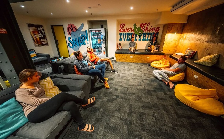 travel east coast australia, people chilling on sofas at United Backpackers hostel