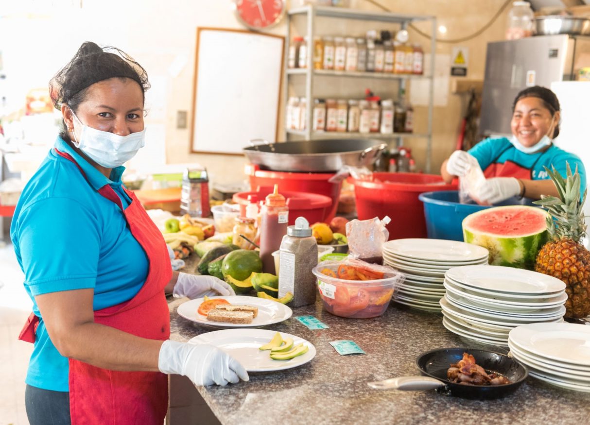 women making lunch at El Rio Hostel in Colombia, nominated for extraordinary hostel heroes award