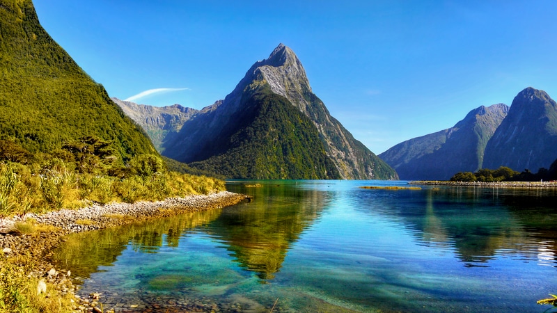 Solo Travel Destination 4 - New Zeeland Landscape Lake and Mountain