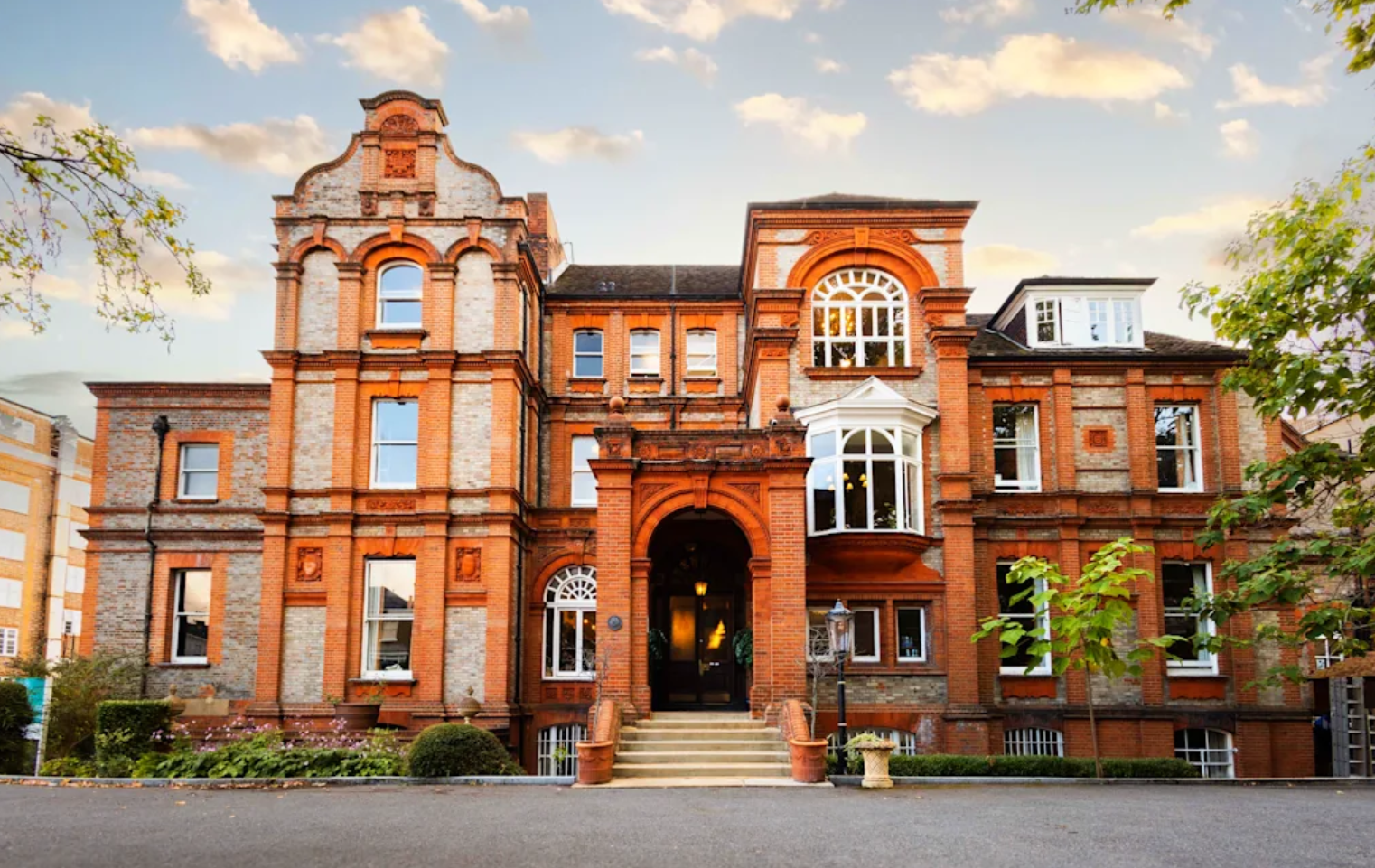 External View of Palmers Lodge Swiss Cottage Hostel London