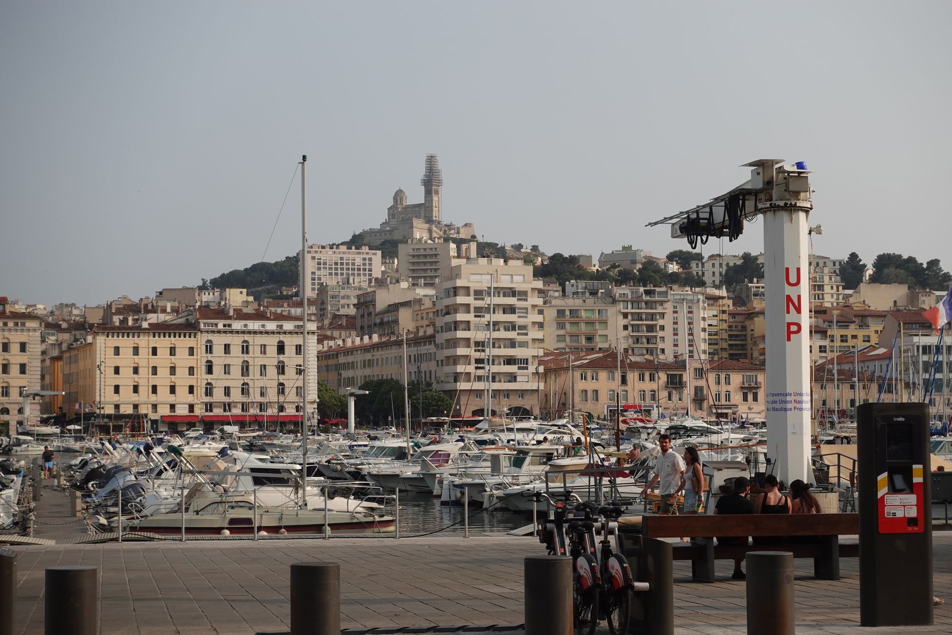 Marsilya Eski Liman'da (Vieux-Port) tekneler ve arka planda Notre-Dame de la Garde