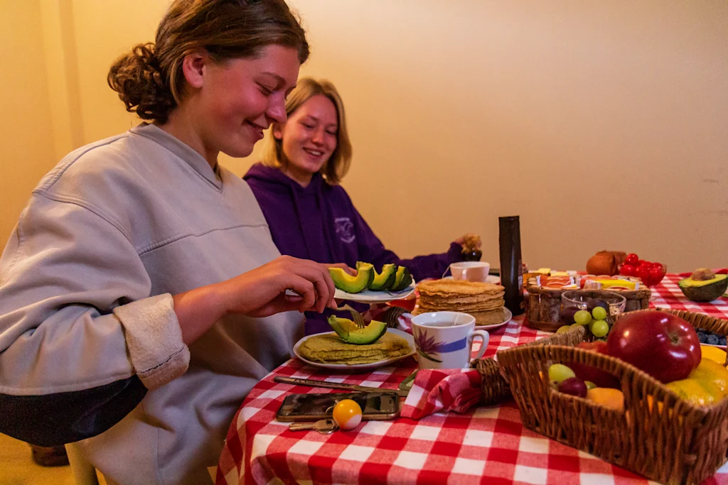 two women having breakfast